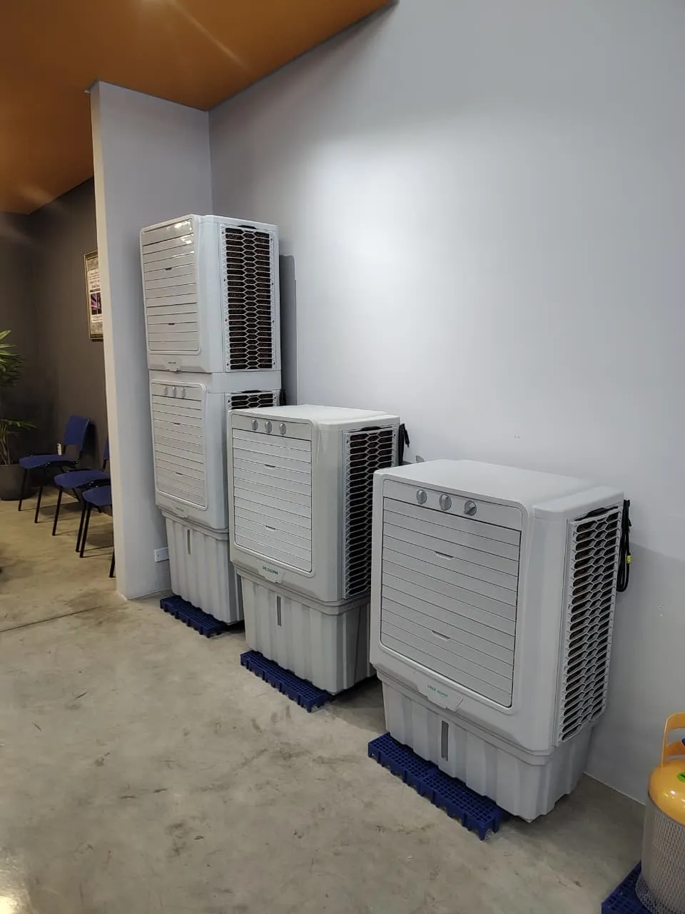 Climatizadores em exposição no showroom Chiller Peças